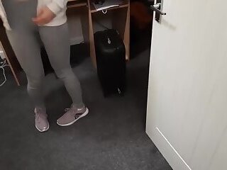 Stiefschwester erwischte mich beim Wichsen und fickte sie in den Arsch