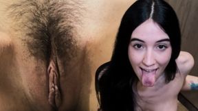 Esposa leal le tiene su puesto con la criada en roleplay sensual