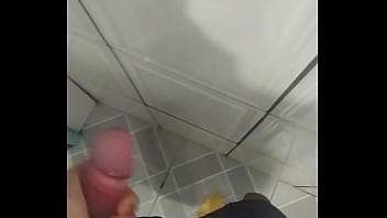 Gozando muito na punheta