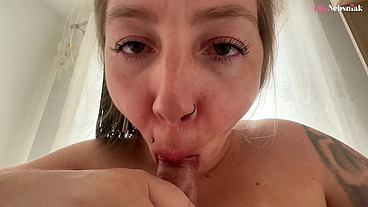 Loira safada provoca seu corninho chupando o pau dele e implora por seu leitinho quentinho