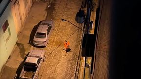 Olhem o urso retornando pro motel. Tinha ido buscar tk