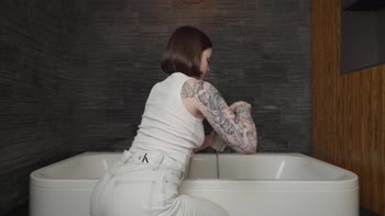 SonyaXMark's Squirting Foam Party: Huge Ass & Natural Boobs
