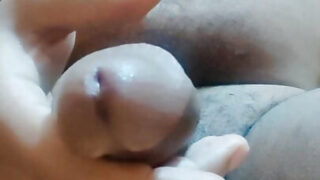 Mladí naolejovaní asijskí hřebci s tlustými penisy šukají bez sedla a zadky před webkamerou v koupelně