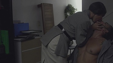 THE HOT SHERIFF WAS HORNY AND FUCKED THE HANDHANDED INMATE ON THE STAIRS - CAROL FÊNIX E OSCAR LUZ