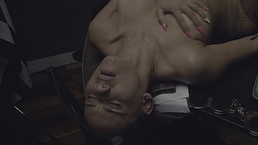 THE HOT SHERIFF WAS HORNY AND FUCKED THE HANDHANDED INMATE ON THE STAIRS - CAROL FÊNIX E OSCAR LUZ