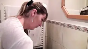 Een bochtige meid in een hanger wordt betrapt tijdens het baden en geneukt.