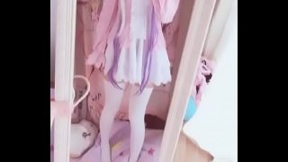 Adorable cosplayer japonesa Kanna Kamui jugando con su coño mientras usa pinzas para pezones