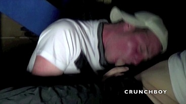 il se prend la grosse bite de adrien dans son cul