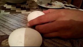 Qaqaş yumurtanı təsbehdən sındırır