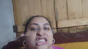 Labios y nariz presionados contra un cristal. Fetiche de texturas.