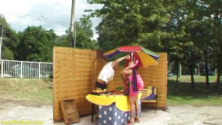 Una linda pelirroja recibe una penetración anal intensa al aire libre.