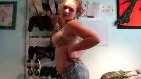 Chunky redhead babe dancing naughty on the webcam