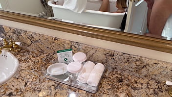 Il espionne sa demi-soeur sous la douche et elle lui suce la bite