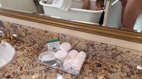 Il espionne sa demi-soeur sous la douche et elle lui suce la bite