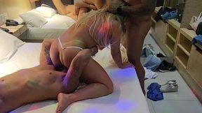 loira gostosa batendo um boquete no comedor e seu marido chupando sua bucetinha ate ela gozar na boca dele