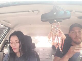 Come en el auto mientras su vibrador está encendido