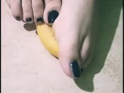 Sego e calpesto una banana con i miei piedini!