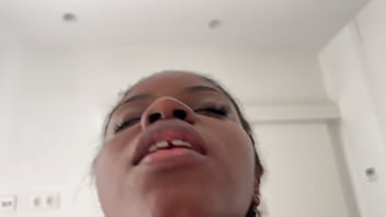 joven negra perfecta la despierto y follamos, casero