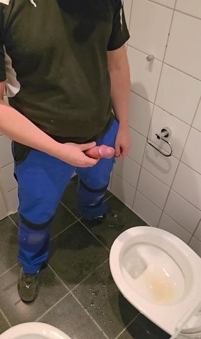Worker pisses toilet full