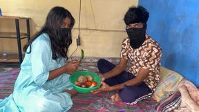 Sabji vechne Waali ko khule bazaar mein hi chod diya