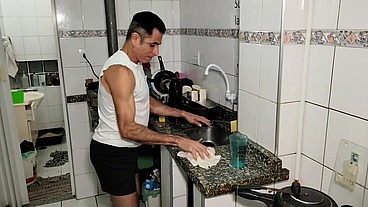 Cheguei do trabalho meu amigo @Maurofetichista1 estava acabando de fazer uma panelada de canjica e já peguei ele de jeito e dei a minha rolona para ele mamar gostoso