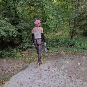 🌳ExhiB🚕P U B L I C en Pute sur un Parking en Foret, à La Faisanderie 91. Collant Fantaisy, String