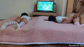 Pervertido se Folla a sus 2 chicas Viendo comiquita las Somete con su Gran Polla