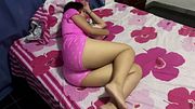 Me follo a mi hermosa hijastra de 18 años mientras está sola en el cuarto