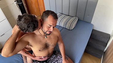 Coroa dando cu pela primeira vez e gritando de prazer e dor, aguentou até o fim.