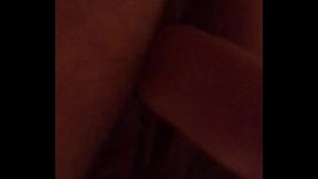 Gode beige dans ma chatte et plug install&eacute_