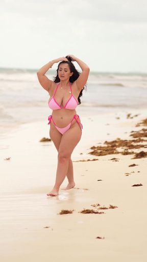 Running on the beach - Amateur couple gets frisky in the sand