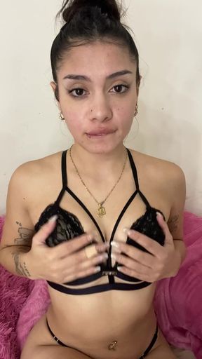 Amateur ass-only fan takes a solo pose