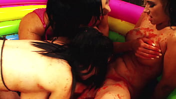 Eva, Charlie and Alyson plays with crushing cream