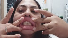 Jugando con mis labios- formas, estiramientos y primeros planos.