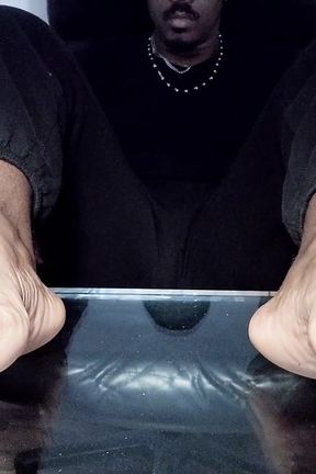 I Expose My Bright Male Soles (2025)