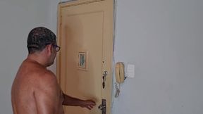 minha amada deixou a chave com a vizinha para mim, quando eu fui buscar o marido da vizinha que me atendeu, mandou eu entrar e fudeu meu cu com aquele pauzao grande e grosso