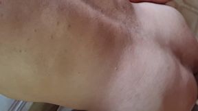 minha amada deixou a chave com a vizinha para mim, quando eu fui buscar o marido da vizinha que me atendeu, mandou eu entrar e fudeu meu cu com aquele pauzao grande e grosso