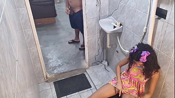 Flagrei minha enteada se masturbando no banheiro.