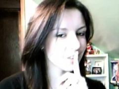 Amateur teen does quick strip for webcam