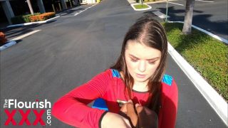 ワンダーウーマンのコスプレイヤーが男性にフェラをする