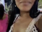 Conozco a una chica en un concierto en la playa y la invito a cenar para que me deje follarla