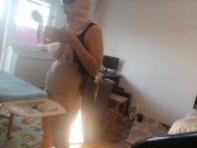 ne femme amatrice fait le ménage nue. Une milf à la chatte poilue, gros cul.