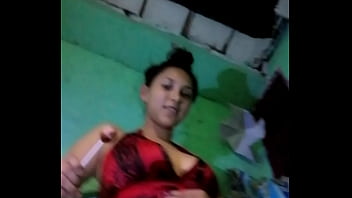 El vecino me encontr&oacute_ masturb&aacute_ndome con un  bomb&oacute_n y me deje grabar....me vine muy rico