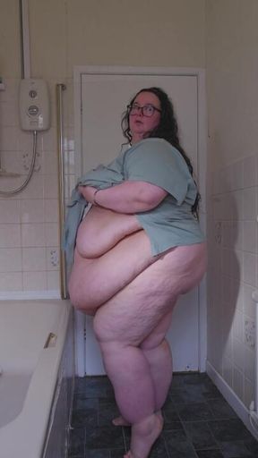 SSBBW SENSUAL BATHROOM BELLY PLAY AND VISUAL