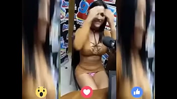 Mostrando su tanguita rosa