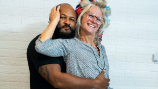 Lỗ hậu chật hẹp của gái điếm bị phá hủy bởi hành động đâm ngón tay tàn bạo