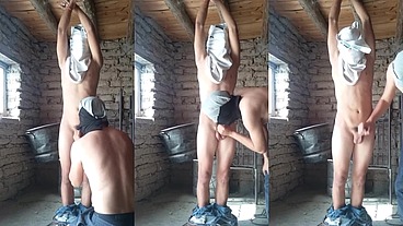 Fazendo o hétero novinho gozar com as mãos amarradas, chupada gostosa nessa piroca boa e sacão gostoso