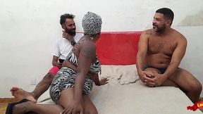 puta angolana fode com dois e fica com cu arrombado.