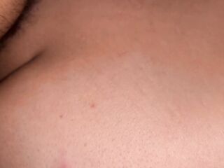 Me da por atrás mi y su venida se sale de mi culito