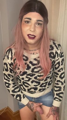 In a jacket with jaguar print and denim skirt, I particularly found myself sexy in this look, and did you like it?